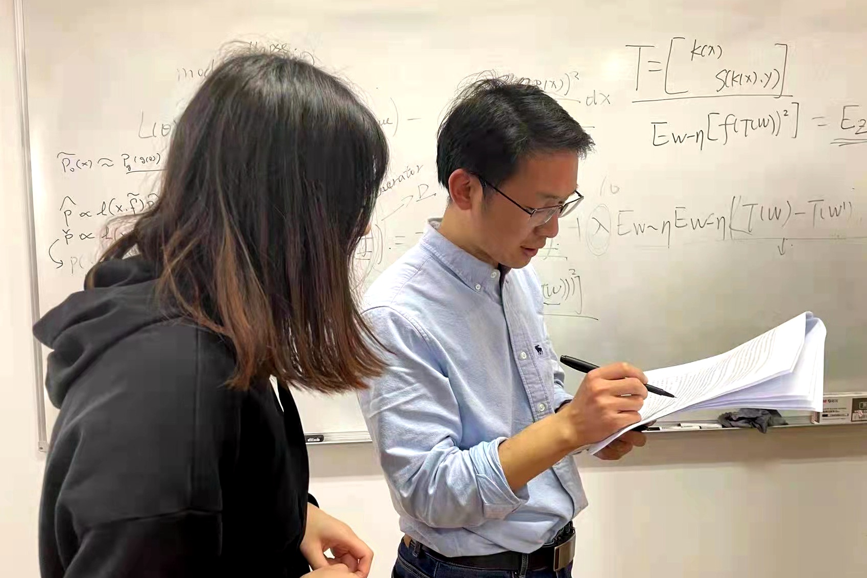 一支粉笔一个板擦一面黑板用数字记录人生——记best365数学学院副教授闫亮