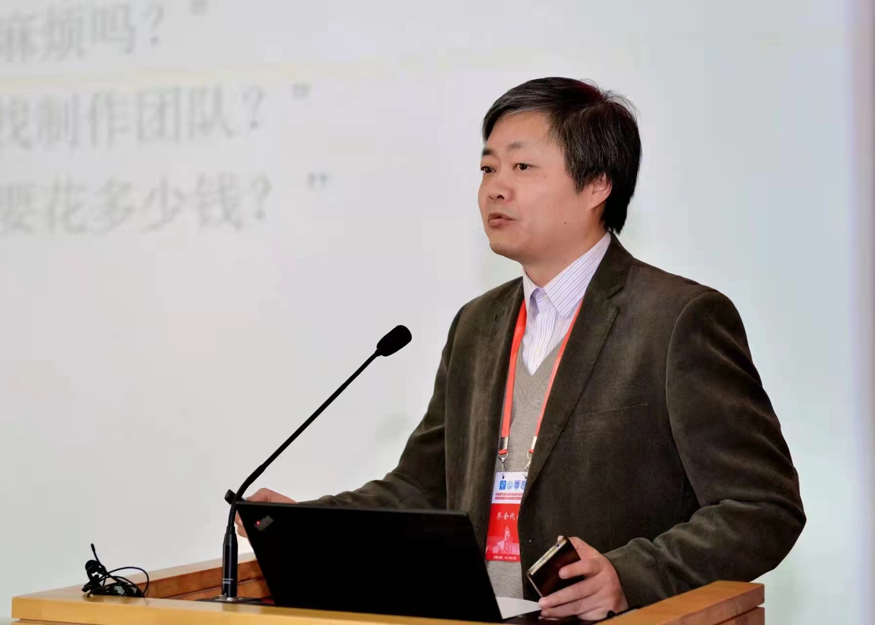 以你为镜:平凡相伴里的微光——记best365中国官方网站杰出教学奖获得者、信息科学与工程学院孟桥教授